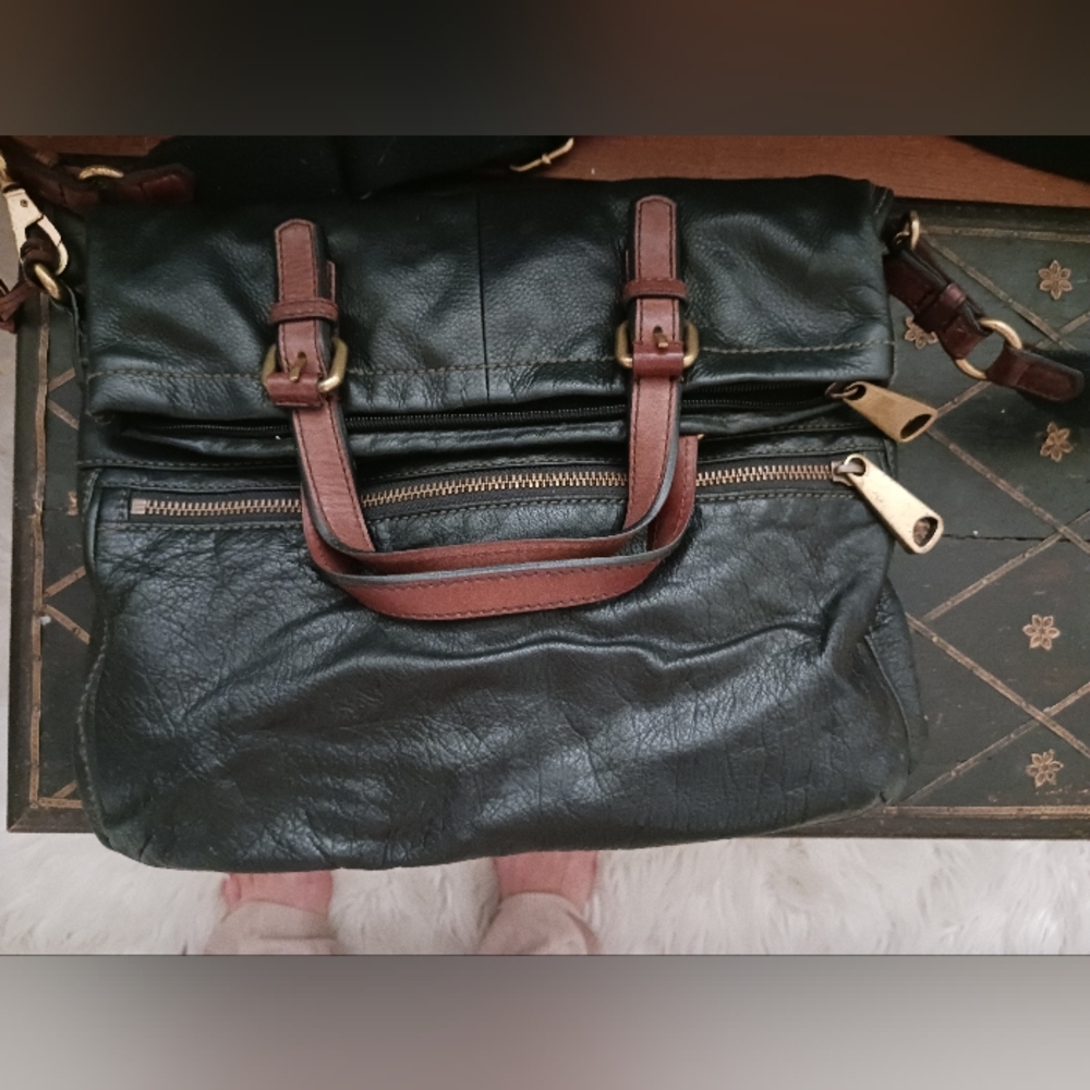 Fossil leather medium sized hobo crossbody color: blk/ brown